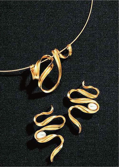 璀璨交融 創(chuàng)意服裝設(shè)計(jì)與珠寶首飾的協(xié)同演繹